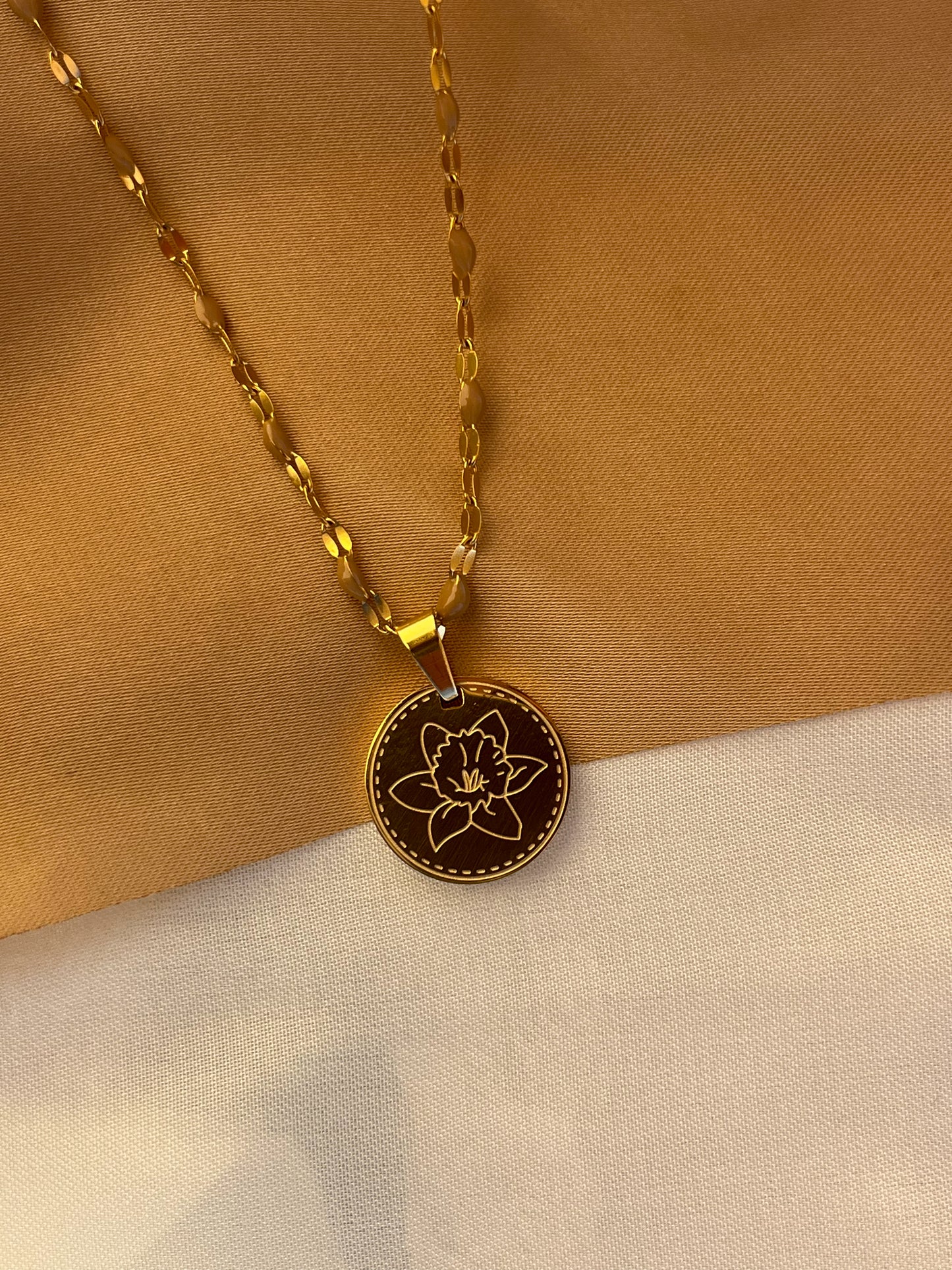 Collier Month Mars