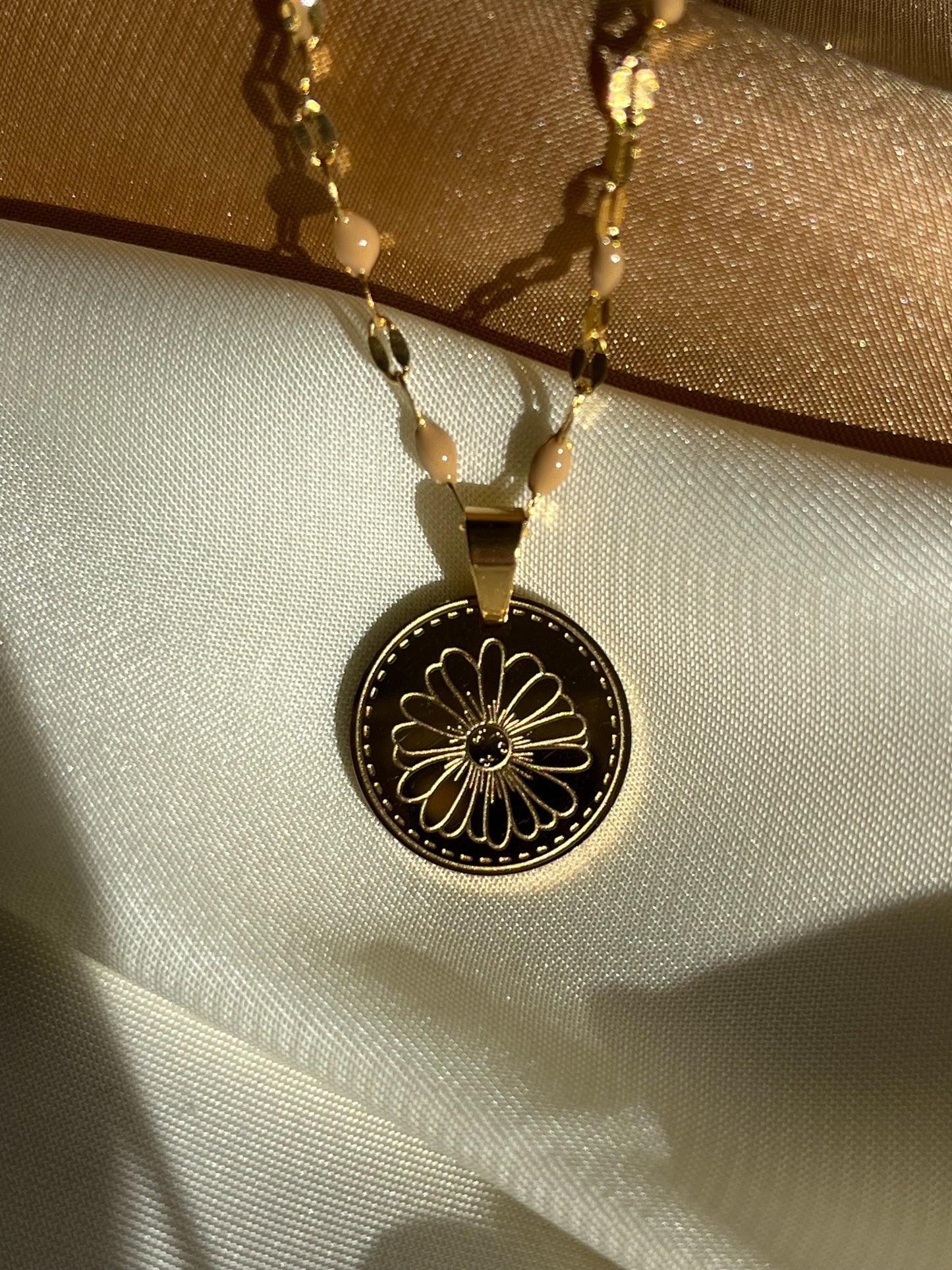 Collier Month Avril